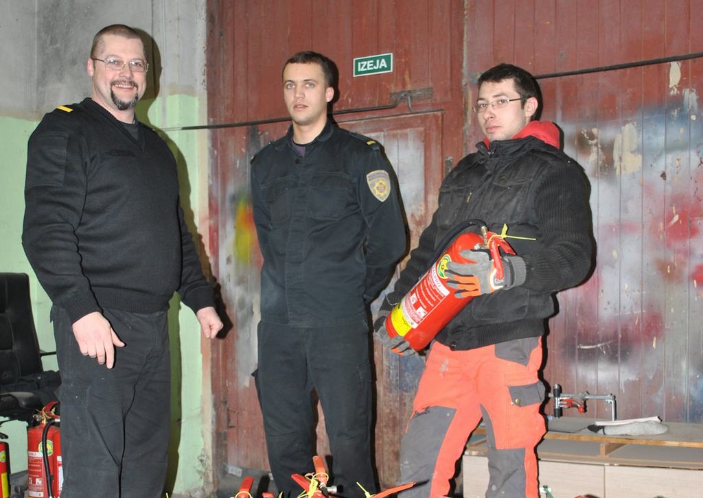 Pārbaudīti un droši. SIA “Amoks” valdes locekļi Armands (no kreisās) un Artūrs Skudras un darbinieks Juris Riekstiņš.
Autors: Līga Patmalniece