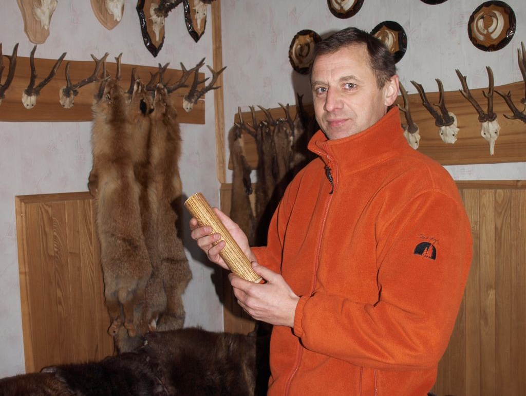 INSTRUMENTS. Lai piegaudotu vilkus, Lauris Lukševics mēdz izmantot no latvāņa izgatavotu caurulīti.
Autors: Indulis Burka