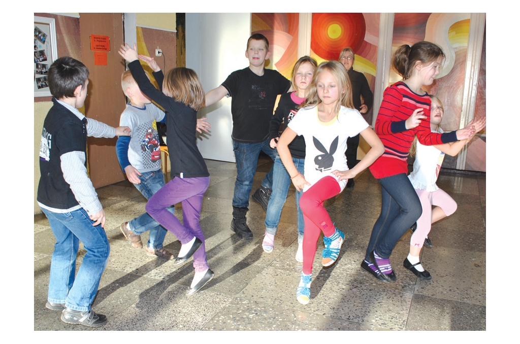 Mēģinājumi notiek skolas vestibilā, jo sarīkojumu zāles skolā nav.
Autors: Līga Patmalniece