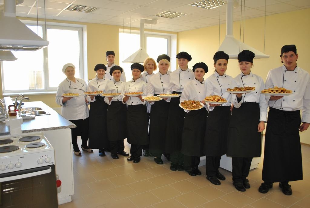 “LABU APETĪTI!” novēl jaunie pavāri no Aizkraukles profesionālās vidusskolas. No kreisās — Aina Puniņa.
Autors: Sandra Pumpure