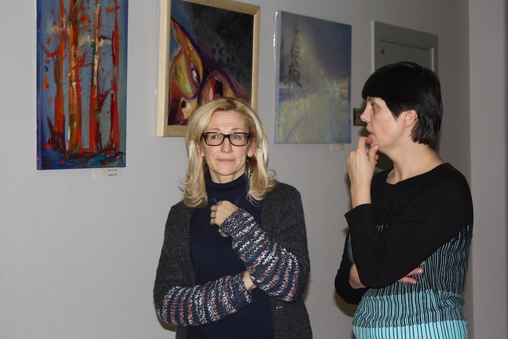 Talantīga māksliniece. Aija Ozoliņa (pa labi) par saviem darbiem dzirdēja daudz labu vārdu. Arī no notāres Sandras Loginas.
Autors: Ginta Grincēviča