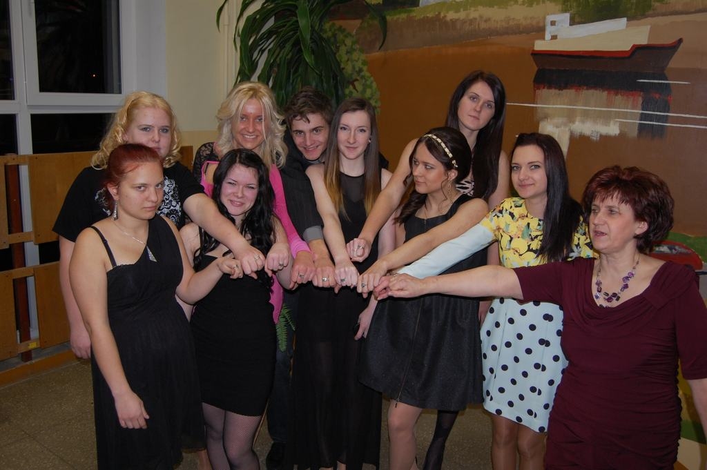 Te nu mēs esam! Jaunjelgavas vidusskolas 12. klases audzēkņi ar savu audzinātāju Ilgu Bruņenieci (no labās).                   
Autors: no Jaunjelgavas vidusskolas mājaslapas