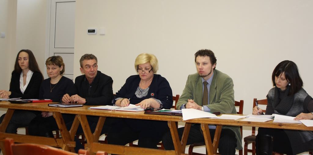 TIEKAS AR IEDZĪVOTĀJIEM. Sabiedrisko pakalpojumu regulēšanas komisijas pārstāvji Evija Mūrniece (no labās), Kaspars Koncevičs, SIA “Pļaviņu komunālie pakalpojumi” vadītāja Ņina Maškova un citi uzņēmuma un pašvaldības darbinieki sapulces dalībniekus informēja par gaidāmajām izmaiņām. 
Autors: Sandra Pumpure