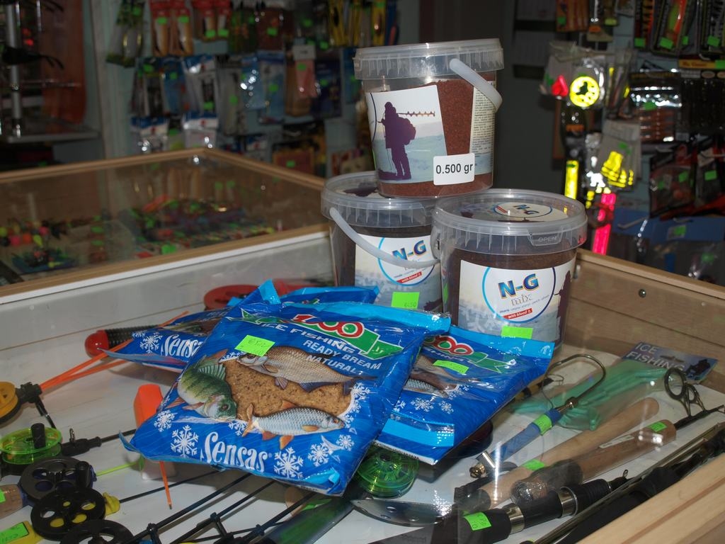 IR IZVĒLE. Tirgotavās Aizkrauklē nopērkamas vairāku veidu iebarojamās ēsmas makšķerēšanai ziemā.  
Autors: Indulis Burka