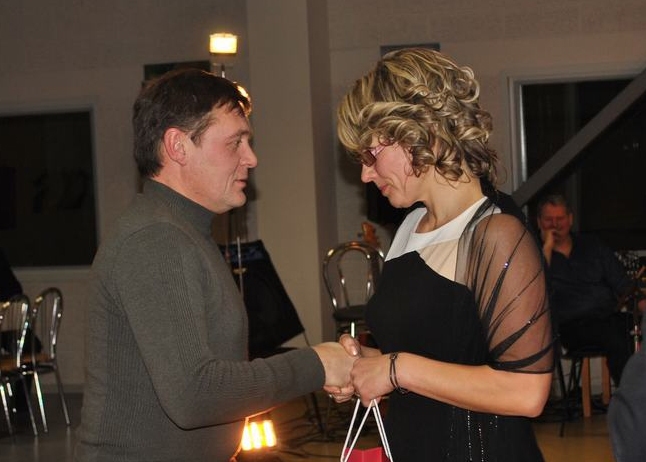 Godam nopelnīts! Sporta pasākumu organizatore Indra Benjava sveic vieglatlētikas treneri Valēriju Veļčinski.
Autors: Ginta Grincēviča