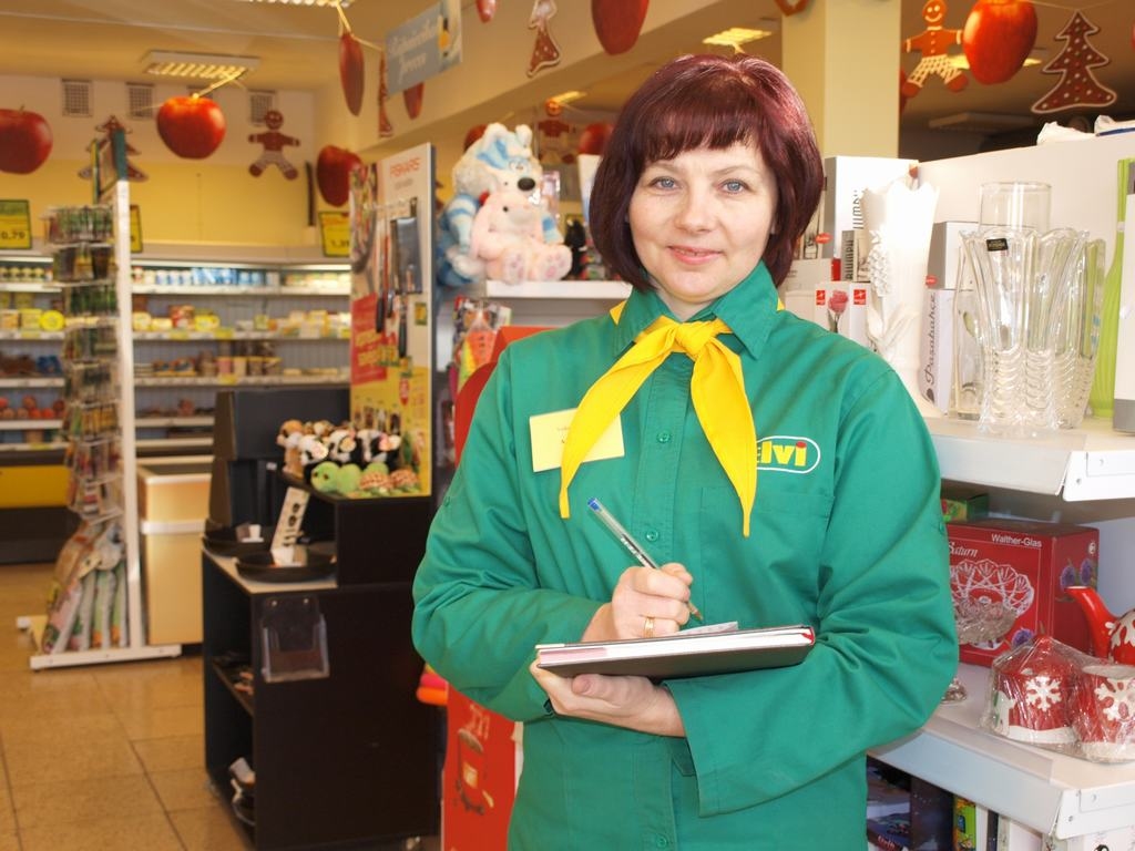 PĀRSTEIGUMS. Seces veikala “Mazais Elvi” vadītāja Antra Āboliņa ikdienā arī apkalpo pircējus. 
Autors: Evita Apiņa