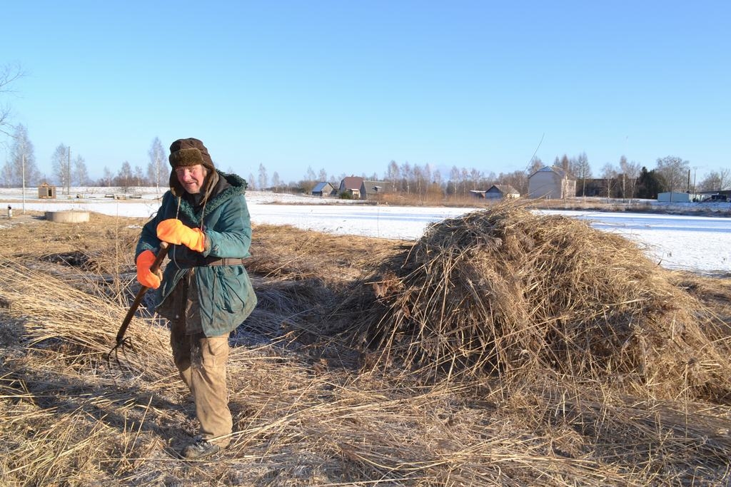 Vasarā te nepiekļūt. Pašvaldībai piederošā Valles pagasta dīķa citkārt staignos krastus  ziemā sakopj Ziedonis Ciekots.
Autors: Imants Kaziļuns