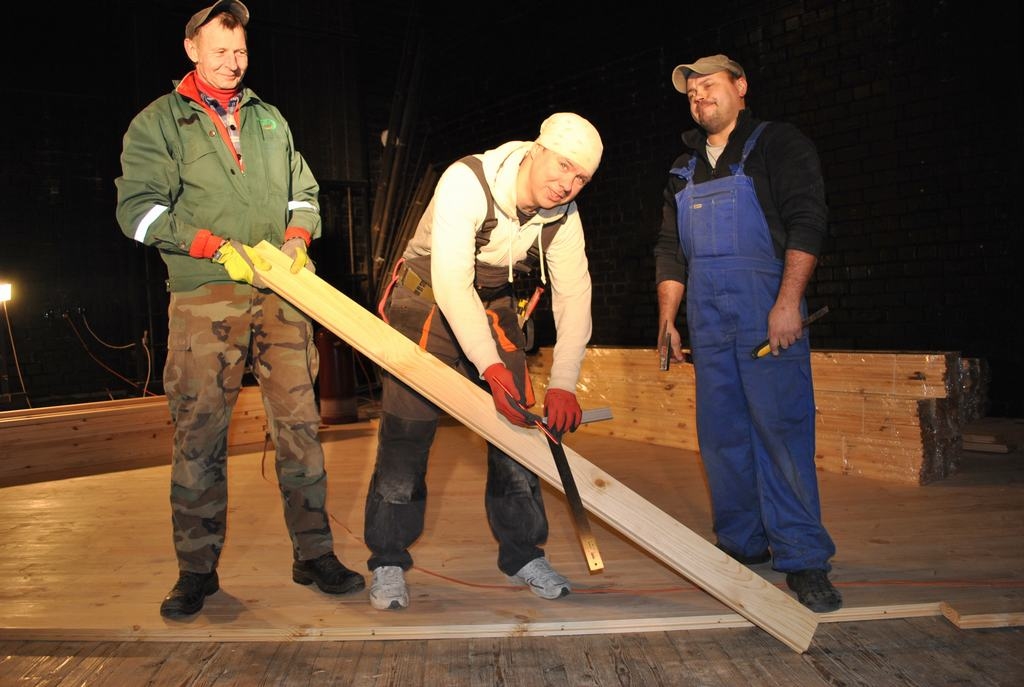 STRĀDĀ TRIJATĀ. Imants Rīmanis (no kreisās), Raivis Logins un Gundars Līdumnieks darbus cer pabeigt pat pirms termiņa. 
Autors: Guna Mikasenoka