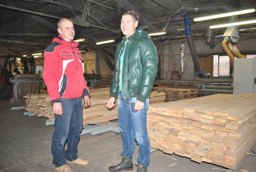 Vācijas iekārtas Klintaines ražotnē. Par uzņēmuma “Krauss” darbību stāsta ražošanas vadītājs Indulis Vingris (pa kreisi) un valdes loceklis Igors Mašals.
Autors: Imants Kaziļuns