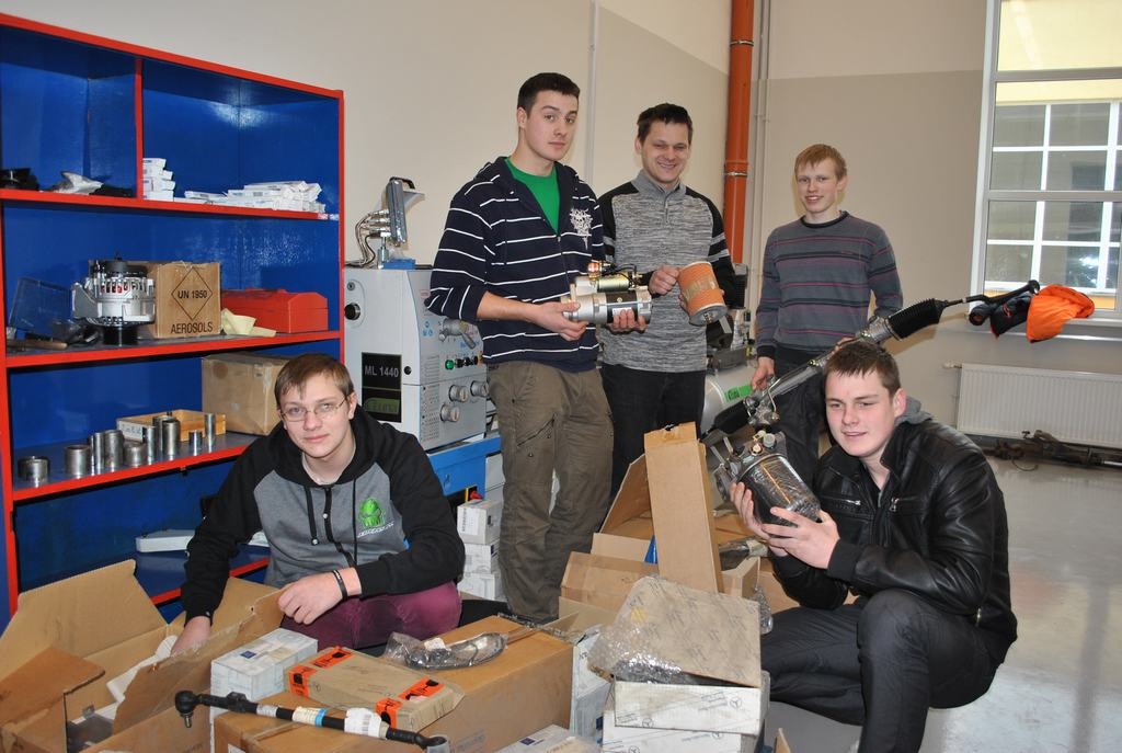 PRIEKS PAR DĀVINĀJUMU. Topošie automehāniķi Jānis Zvirbulis (priekšplānā no kreisās), Kristiāns Bruks, Bogdans Vepriks (aizmugurē no kreisās), skolotājs Edgars Šals un Edgars Buculāns. 
Autors: Evita Apiņa