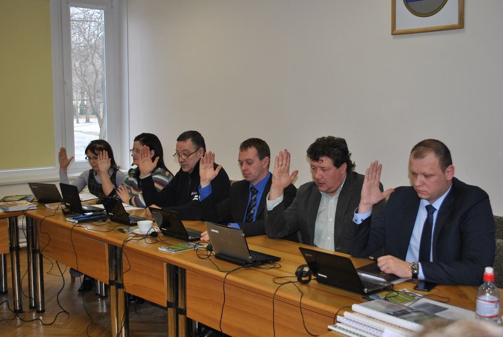 VIENPRĀTĪGI. Aizkraukles novada domes deputāti apstiprina 2014. gada budžetu. 
Autors: no “Staburaga” arhīva