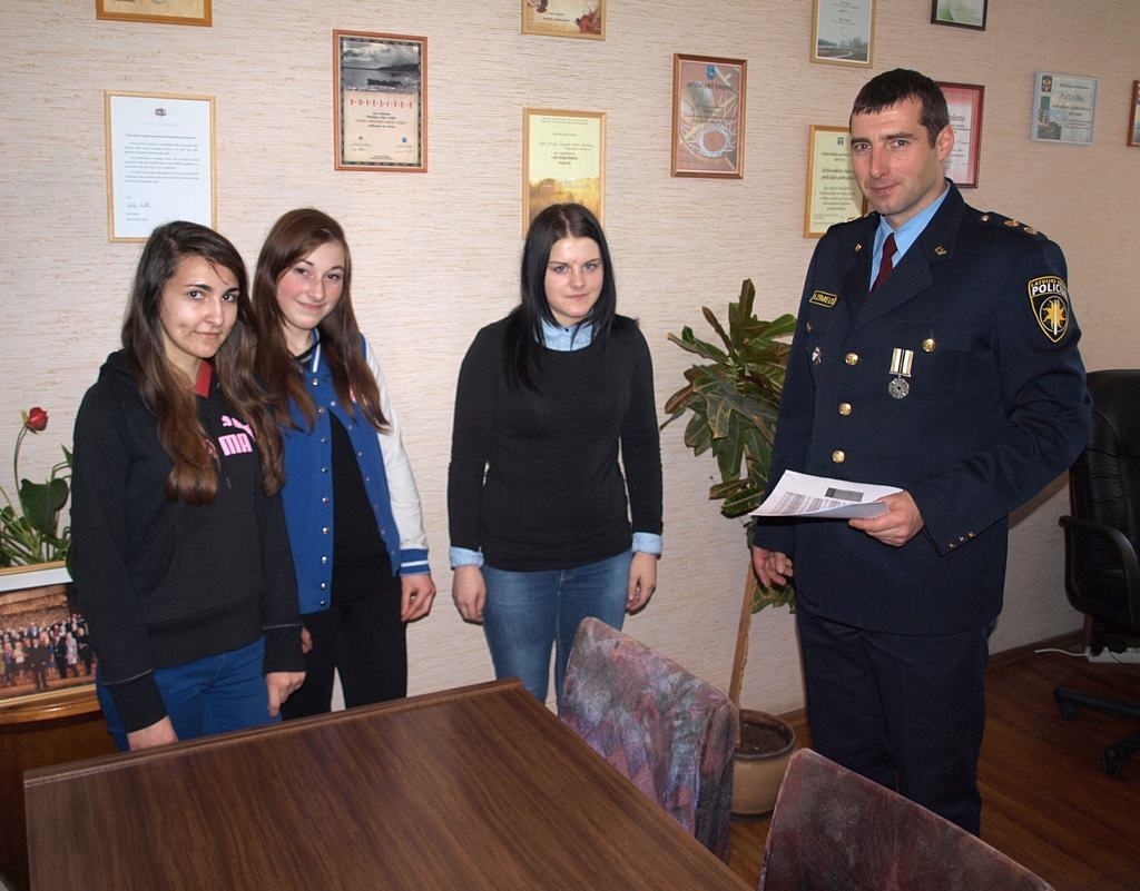 TRĪS “ĒNAS”. Aizkraukles policijas iecirkņa priekšnieka Aigara Zīmeļa “ēnas” ir secietes Simona Hmeļa (no kreisās) un Egita Veinberga, kā arī Liene Ivanova no Mazzalves.
Autors: Indulis Burka