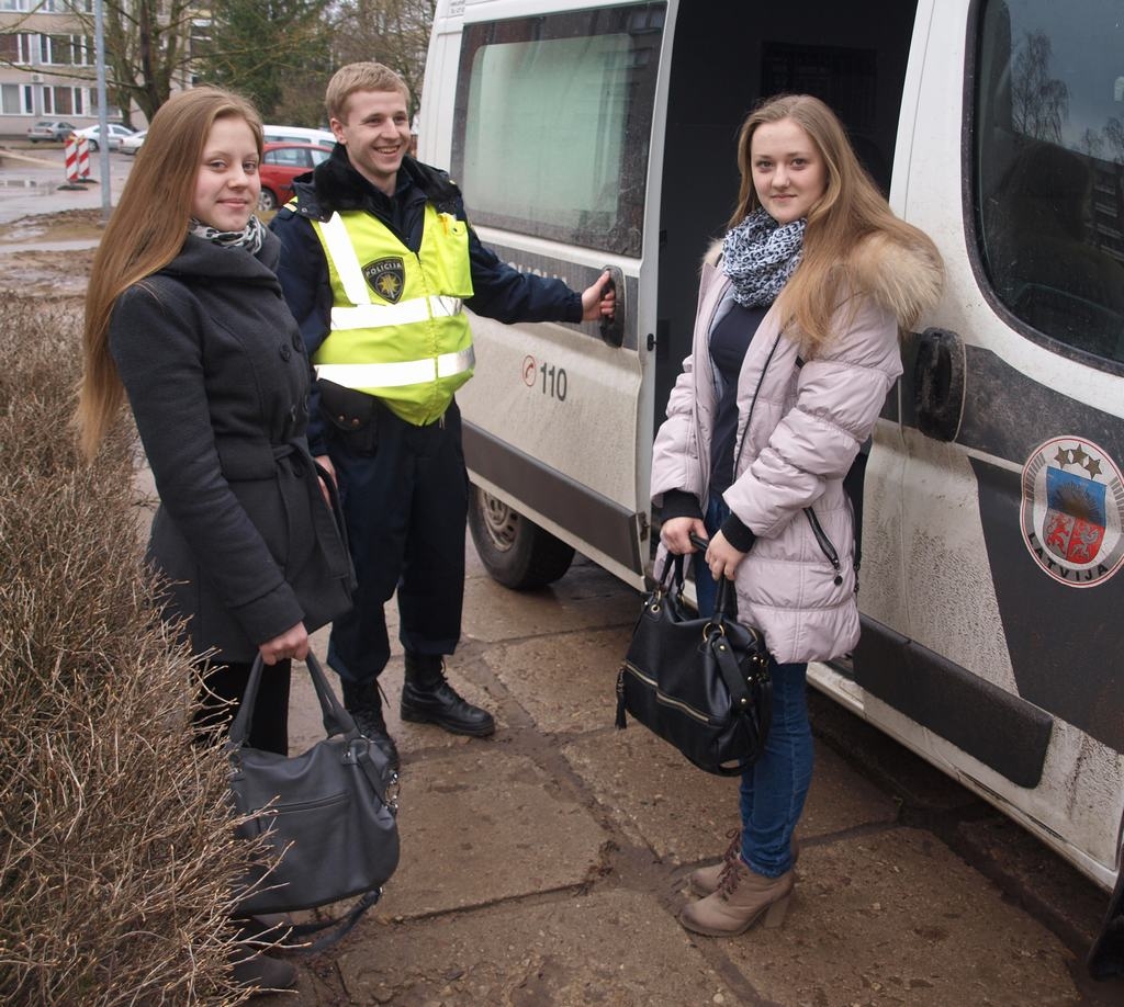 DODAS PATRUĻĀ. Aleksandra Deļikatnaja (no kreisās) un Arina Maslobojeva no Pļaviņām dodas patrulēt kopā ar Oskaru Kravcevu.
Autors: Indulis Burka