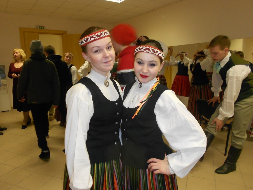 PIRMS KONCERTA. Lai gan “Kodoliņš” Koknesē viesojies jau agrāk, jaunākās grupas dejotāji te dancoja pirmo reizi. Arī Sintija Dziedātāja (pa labi) un Žanete Vanaga. 
Autors: Ināra Sudare