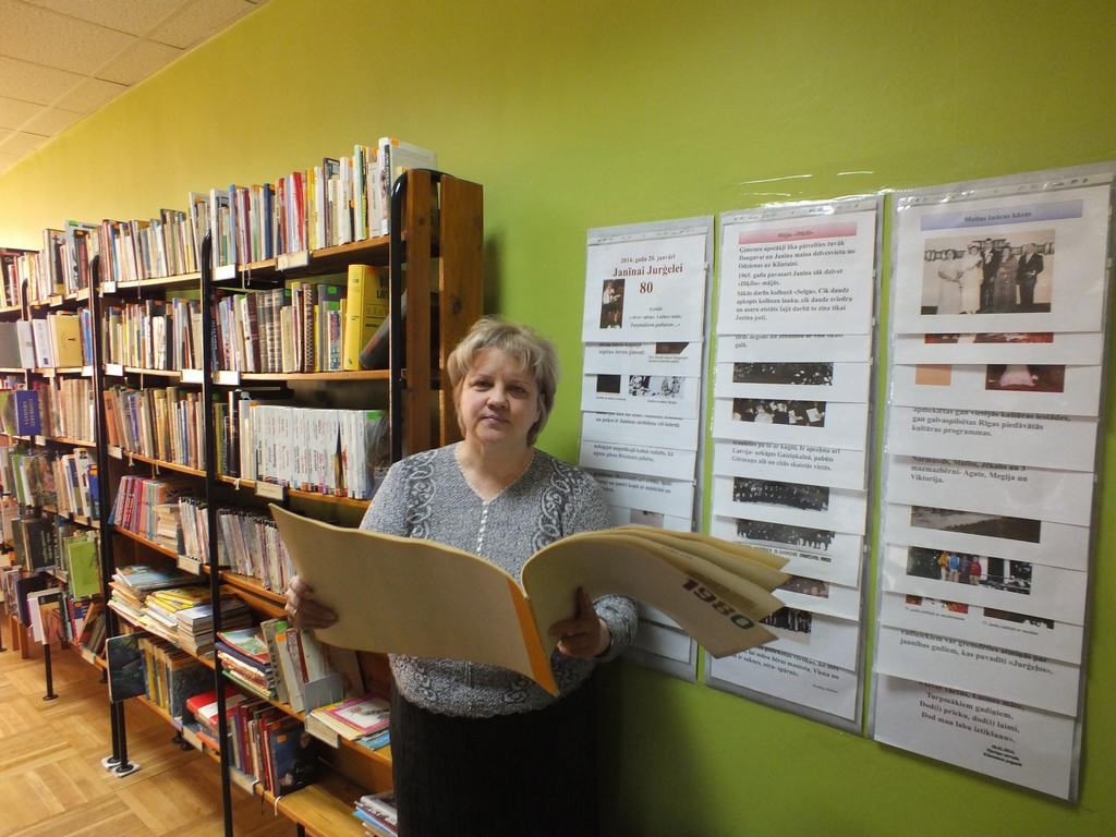 Stāsta par pagasta ļaudīm. Klintaines pagasta bibliotēkas vadītāja Alita Kluša pie pašas veidotās izstādes par Janīnas Jurģeles mūžu. 
Autors: Līga Stepe