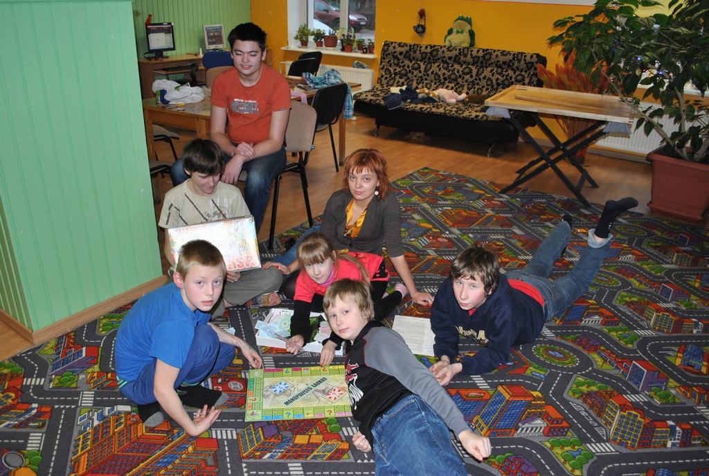 SVINĪBĀM GATAVI. Dienas centra bērni kopā ar skolotāju Dailu Striku izveidojuši sarakstu, kas vēl vajadzīgs īstai dzimšanas dienas ballītei, neaizmir­stot arī dīdžeju ar gaismām.      
Autors: Imants Kaziļuns