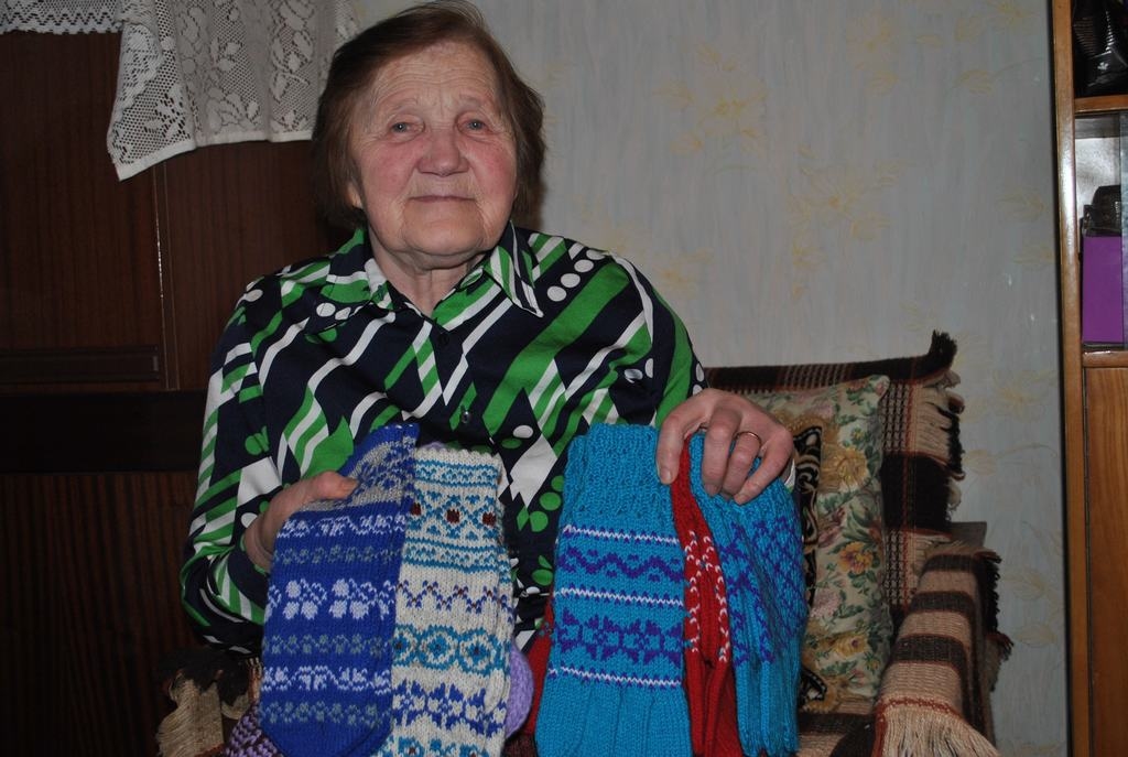 BAGĀTA. “Esmu bagāta, jo man ir divas meitas, divi dēli, 10 mazbērnu un astoņi mazmazbērni, viņiem adu gan cimdus, gan zeķes,” saka Mirdza Davidjuka. “Lai arī esmu daudz grūtību piedzīvojusi, man ir, ko atcerēties un par ko priecāties.”
Autors: Guna Mikasenoka