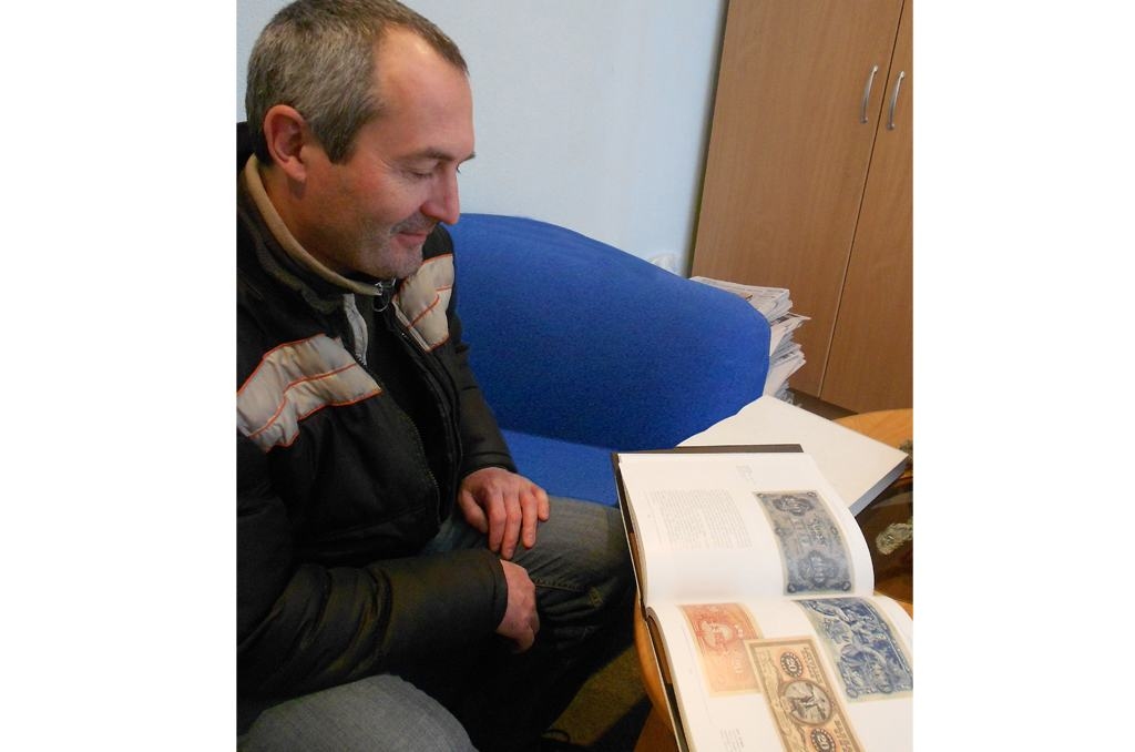 “MANĀ KOLEKCIJĀ TĀDAS 
NAV!” — Andrejs rāda 1924. gadā izdoto divdesmit latu banknoti ar sējēju centrā.  
Autors: Ināra Sudare