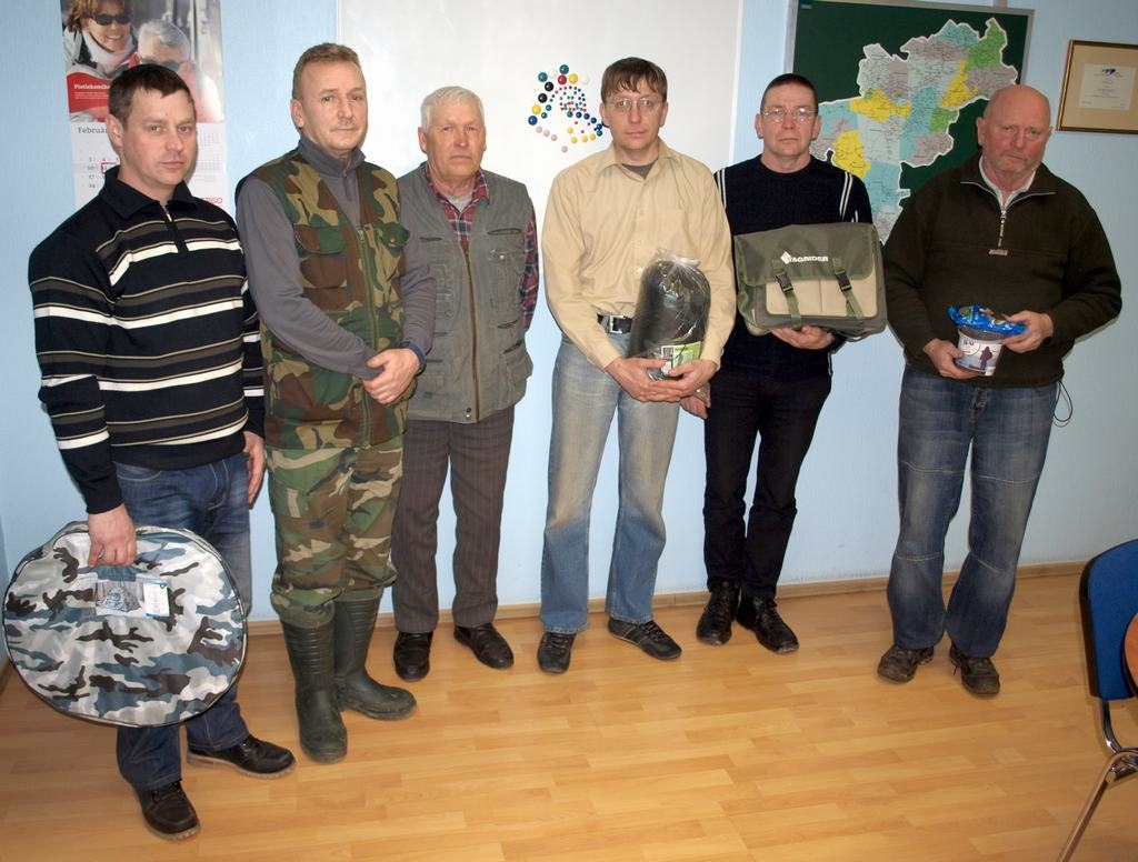 APBALVOTO PIECNIEKS. No kreisās: Māris Zernis, vides inspektors Juris Ķimenietis, Ivans Drikšņa,  Edgars Grigorjevs, Gunārs Lācis un Vitolds Rozītis.
Autors: Indulis Burka