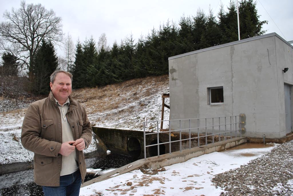 TRŪKST ŪDENS. “Šajā ārēji necilajā ēkā ir ierīkota neliela spēkstacija,” stāsta SIA “MRK Serviss” direktors Māris Klips. “Pašlaik tā nedarbojas, jo nepietiek ūdens.”
Autors: Guna Mikasenoka