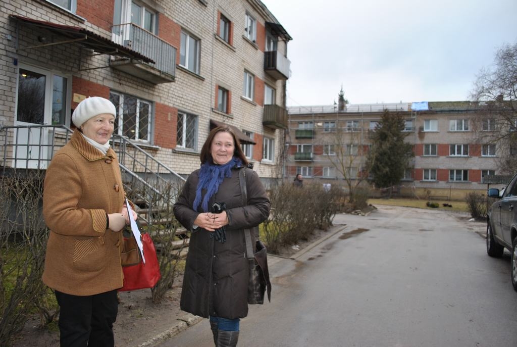 Pārsteigumu netrūkst. SIA “Projektēšana ARC” speciālistes Dace Lapuka (pa kreisi) un Silvija Spriņģe pie daudzdzīvokļu ēkas Blaumaņa ielā 18 Koknesē, fonā daudzdzīvokļu māja Parka ielā 20, kurai patlaban maina jumtu.
Autors: Līga Patmalniece