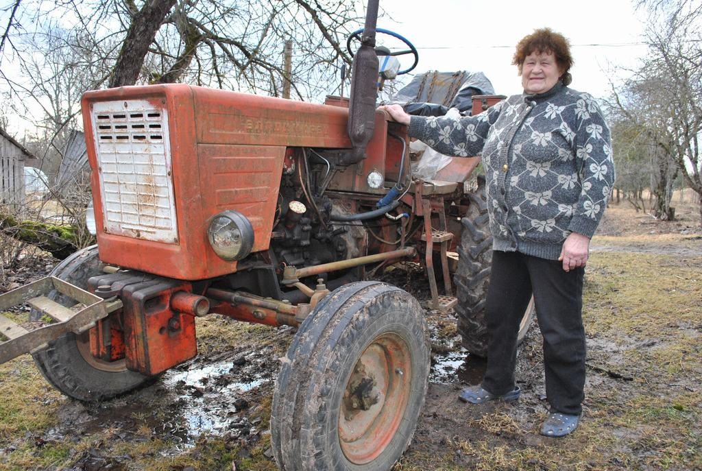 BEZ TRAKTORIEM DARBI APSTĀTOS. Aina Grīva savā piemājas saimniecībā “Ošiņi” Sausnējas pagastā.
Autors: Imants Kaziļuns