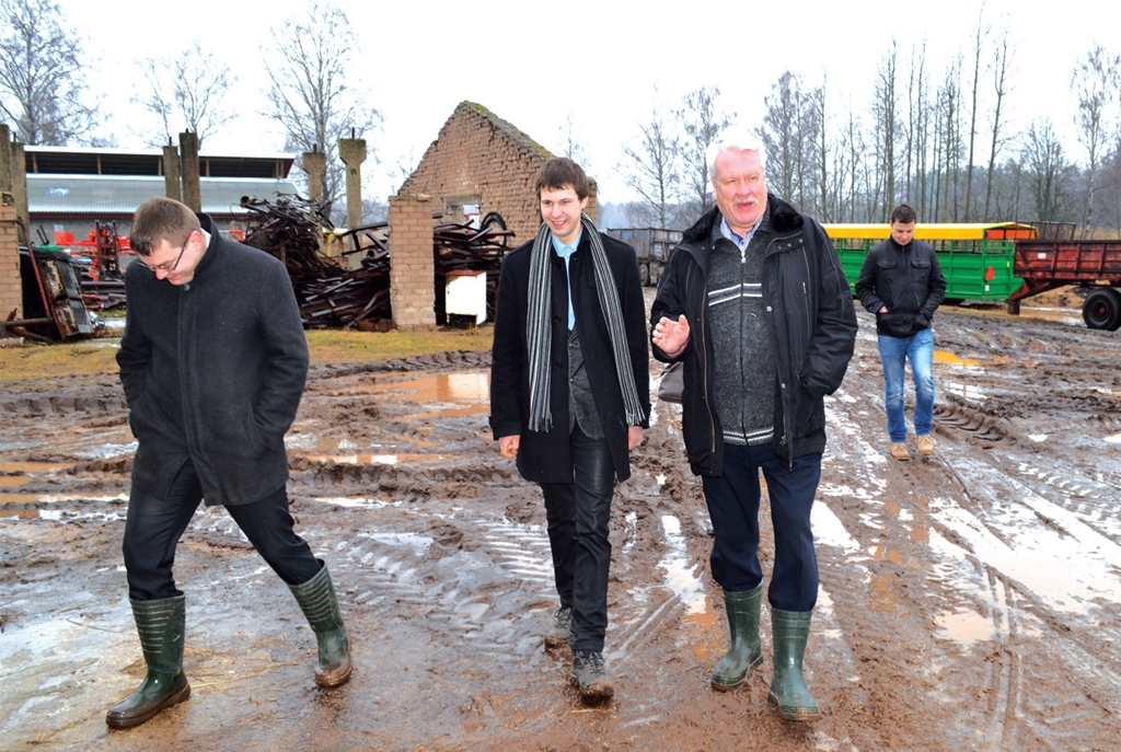 Bez gumijniekiem šoziem laukos nevar. Zemkopības ministrs Jānis Dūklavs (no labās), Raitis Ungurs un Ansis Saliņš Bebru pagasta “Rosmēs”. 
Autors: Imants Kazļuns