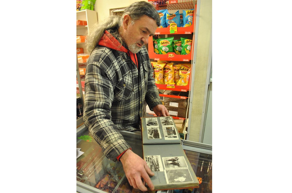 Vēsturiska liecība. Veikala “Lion” īpašnieks Igors Hrjaščikovs šķirsta albumu ar attēliem par Pļaviņu HES celtniecību.
Autors: Ginta Grincēviča