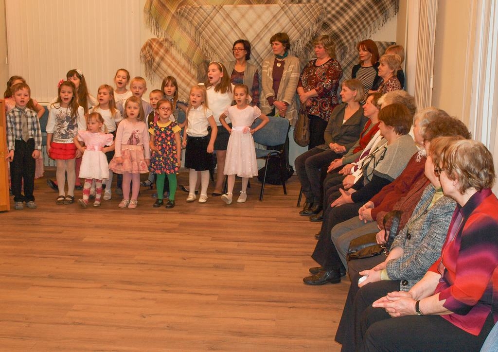 LAI JUMS LABI IET — ar dziesmu izstādes atklāšanā audējām no Limbažiem vēl Skrīveru novada kultūras centra bērnu vokālā ansambļa dziedātāji.
Autors: Indulis Burka