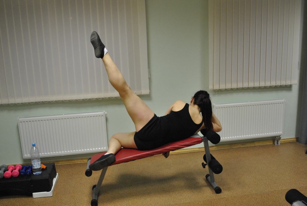 Slaidām kājām. Meitenes veic vingrinājumus, gatavojoties vasaras sezonai.
Autors: Ginta Grincēviča