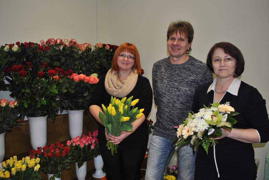 DIVAS JAUNAS DARBA VIETIETIETAS. Paplašinot biznesu, jaunajā veikalā strādās pārdevējas Iveta Krīgere (no kreisās) un Anna Skromane. Attēlā kopā ar īpašnieku Egilu Blūmu.
Autors: Evita Apiņa