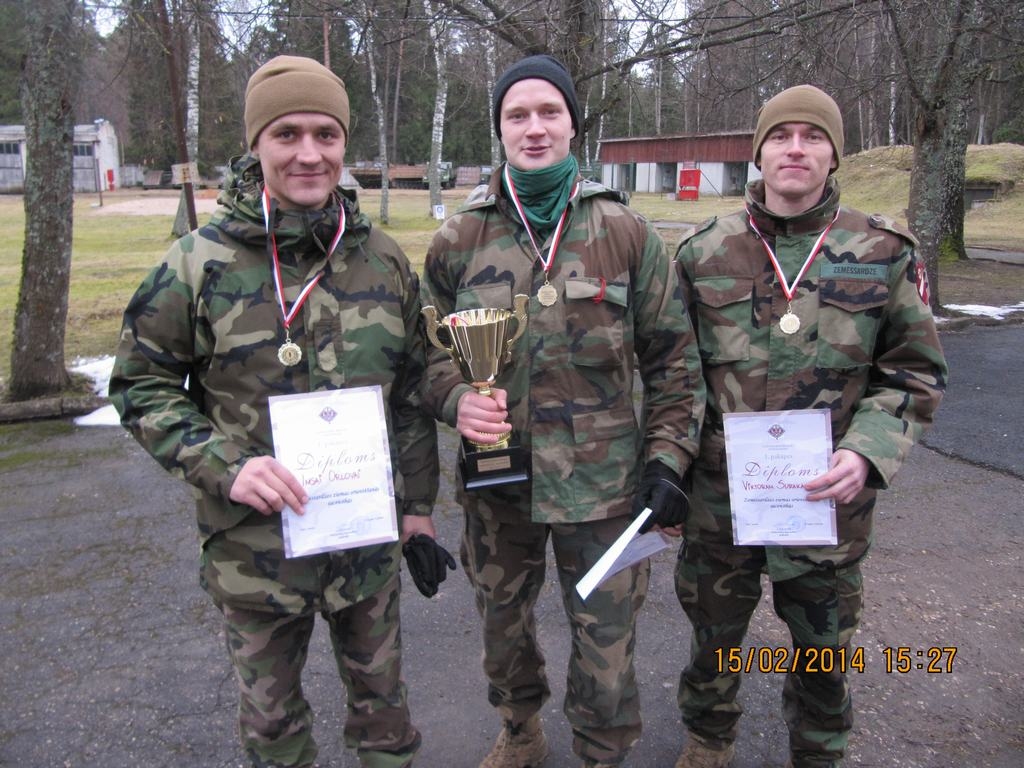 Finišā pirmie. Aleksandrs Sotņikovs (pirmais no kreisās), Uldis Borskis un Viktors Suraks visus kontrolpunktus atrada visātrāk.             
Autors: no ZS 55. bataljona arhīva