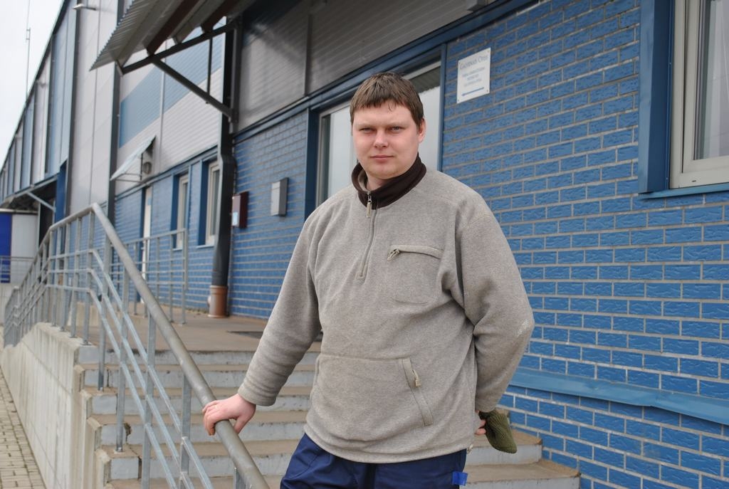 VISS VĒL PRIEKŠĀ. Darbdienas Andim aizrit Aizkrauklē, bet vislabāk viņš jūtas laukos. 
Autors: Sandra Pumpure