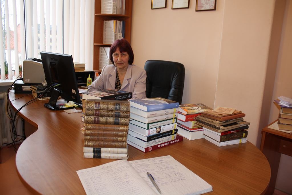 Visvecākās un visjaunākās grāmatas. Skrīveru bibliotēkas vadītāja Karmena Ulpe rūpīgi glabā iestādes pirmsākuma liecības.
Autors: Imants Kaziļuns