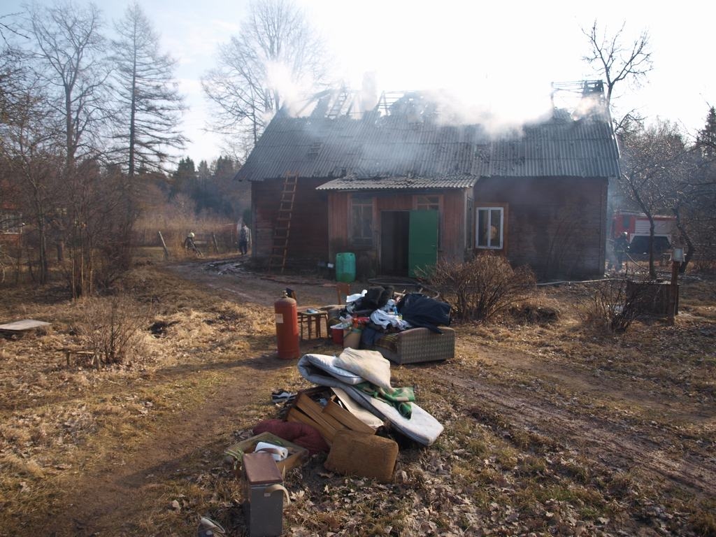LAI NESADEGTU. Daļu Pētera Drivinieka iedzīves kaimiņi steigšus iznesa pagalmā. Lielākā daļa mantu gan palika mājā un ir sabojātas. Kļaviņa kunga iedzīve sadega pilnībā.
Autors: Indulis Burka