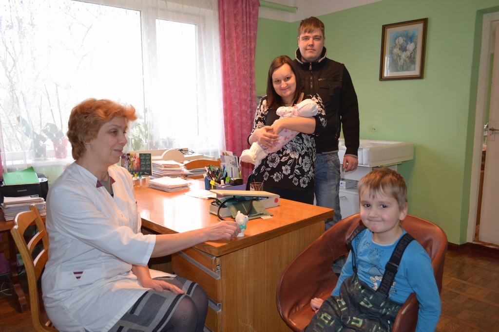 Uzticas joprojām. Sēlpilieši, bet jau kādu laiku aizkrauklieši Undīne un Jānis, viņu bērni Amēlija un Jānis ir uzticīgi pārbaudītām vērtībām — ģimenes ārstei Vijai Pelčerei.
Autors: Imants Kaziļuns