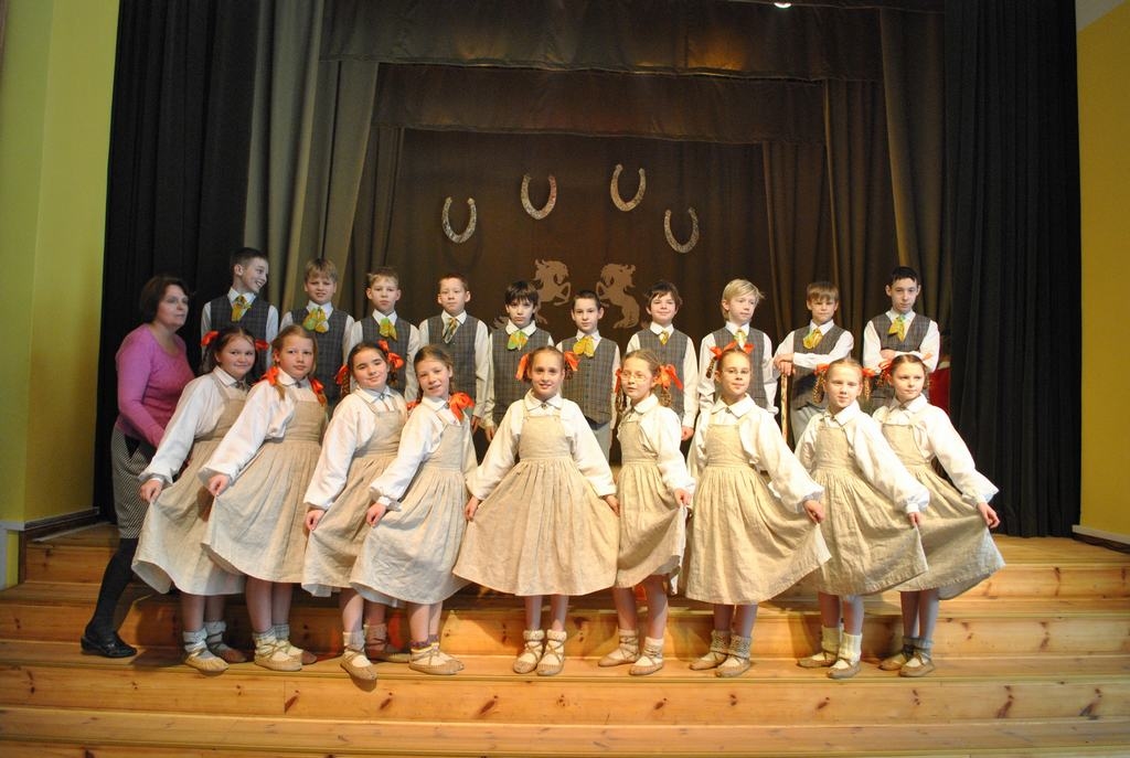 satraukums aiz muguras. Aizkraukles pilsētas sākumskolas 3. — 4. klases deju kolektīvs Seces kultūras namā.
Autors: Imants Kaziļuns