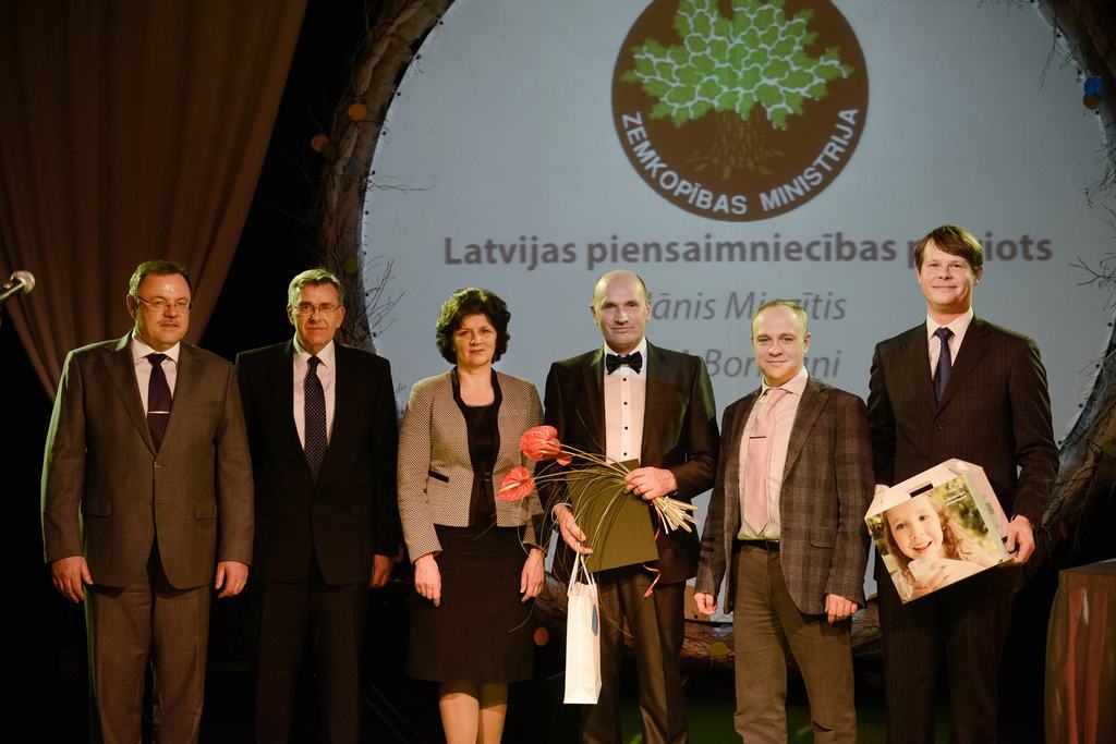 atzinība piensaimniecības patriotam. “Food Union” piena iepirkumu direktors Nikolajs Iļjinskis (no kreisās), padomes priekšsēdētāja vietnieks Harijs Panke, Zemkopības ministrijas valsts sekretāre Dace Lucaua, SIA “Bormaņi” saimnieks Jānis Miezītis, ‘‘Food Union’’ ģenerāldirektors Sergejs Beshmeļņickis un Rīgas piena kombināta valdes priekšsēdētājs Normunds Staņēvičs.                                                                                   
Autors: Publicitātes foto