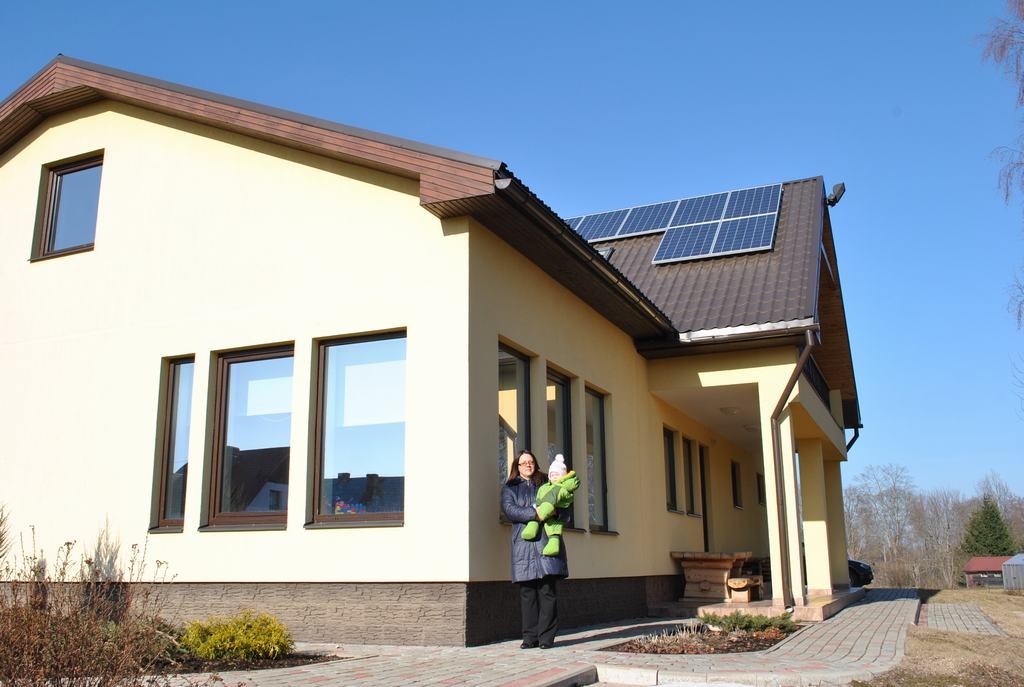 No bērnības draugos ar sauli. Gunta Brice ar meitu Leldi pie privātmājas Aiz­krauklē.
Autors: Imants Kaziļuns