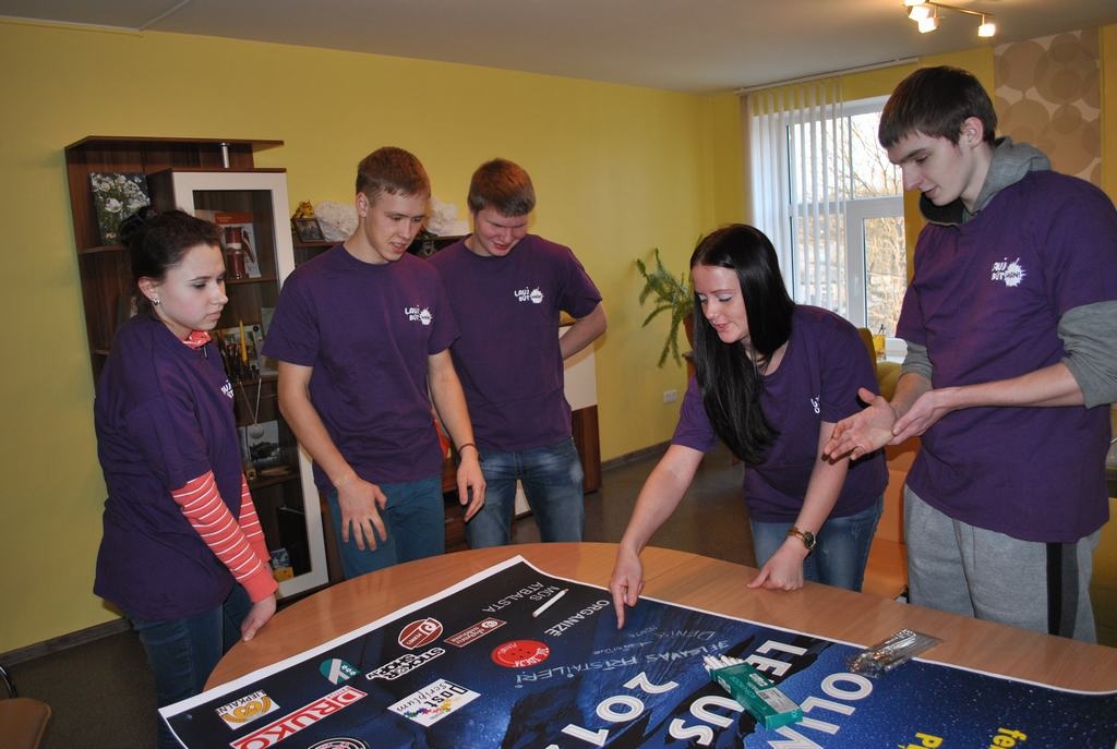 PĀRŅEM STAFETI. Tāpat kā pārējie, arī Jelgavas pilsētas jaunieši bija ieradušies uzvarēt, tas viņiem arī izdevās.
Autors: Sandra Pumpure
