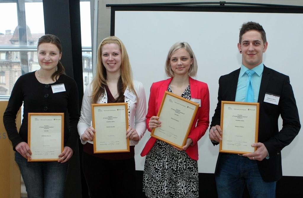 GUDRĀKIE IT JOMĀ. Anete Lasmane (otrā no labās) ar konkursa “IT manai nākotnes karjerai” laureātiem. 
Autors: no Anetes Lasmanes albuma 