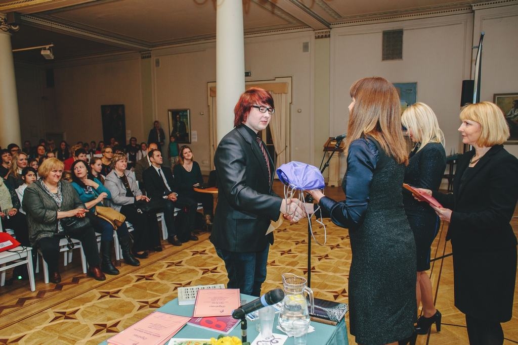 AR SAKNĒM LATVIJĀ. Rūdis Eiduks saņem konkursa rīkotāju apsveikumus.    
Autors: no Latviešu valodas aģentūras arhīva