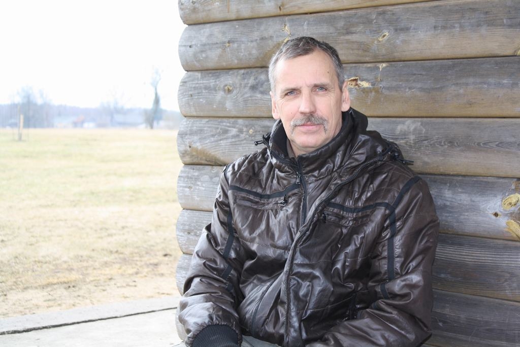 SVĒTA LIETA. Vilnis Riekstiņš teic, ka dzīve bez pirtiņas kurināšanas un pēršanās vairs nav iedomājama — pirtī jāiet vismaz reizi nedēļā. 
Autors: Evita Apiņa