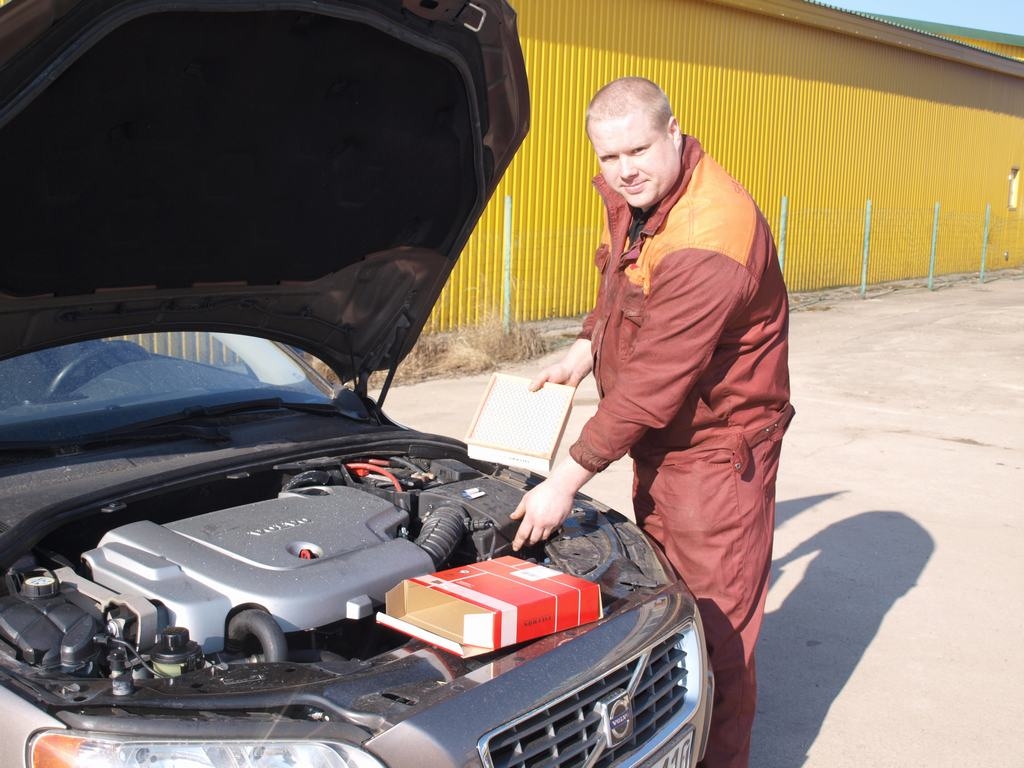 JĀMAINA REGULĀRI. “Gaisa filtrs ir jāmaina regulāri,” saka SIA “ArinWest” mehāniķis Jānis Apsāns.  
Autors: Indulis Burka