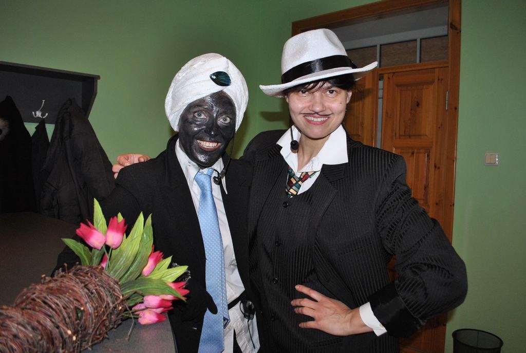 Duetā. Rūdolfs un “ārzemju viesis” rūpējas par viesu labsajūtu. 
Autors: Līga Patmalniece