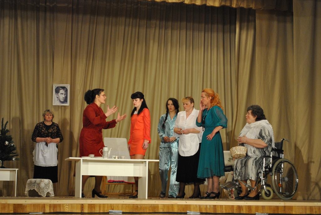 Ugunskristības. Jaunjelgavas kultūras nama amatierteātra kolektīva dāmas reģiona skatē piedalījās pirmo reizi. Aina no Robēra Tomā lugas “Astoņas mīlošas sievietes” iestudējuma.
Autors: Līga Patmalniece