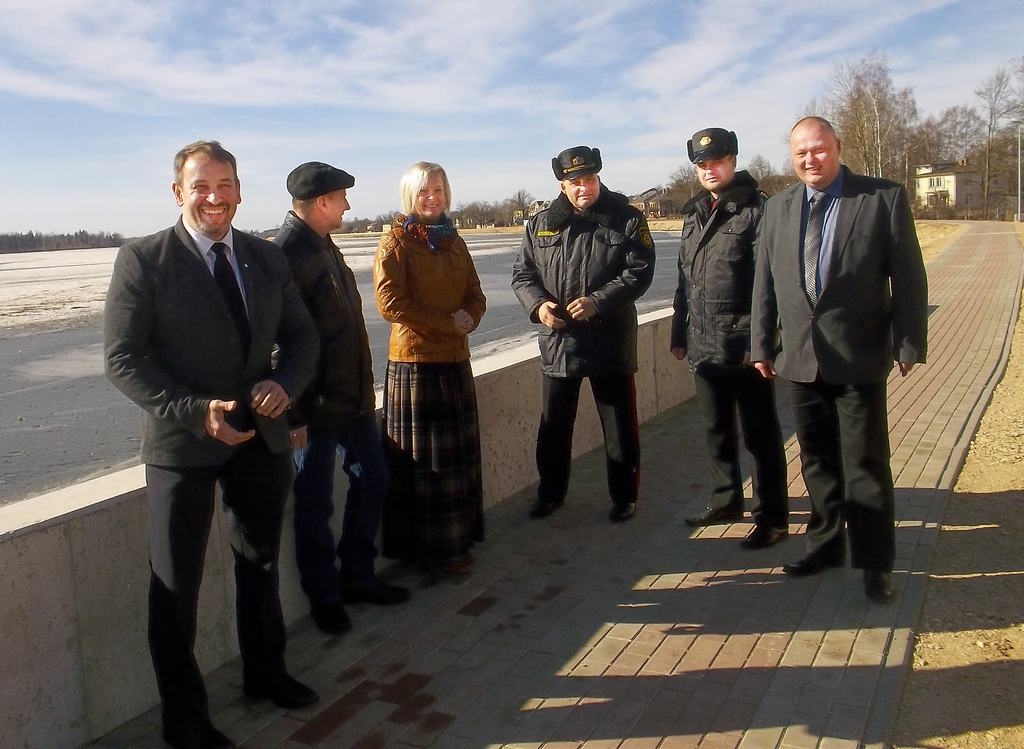 TIEKAS PIE DAUGAVAS. Tikšanās dalībnieki apskatīja arī Pļaviņu aizsargdambi. No kreisās — uzņēmuma “Latvenergo” drošības direktors Andris Bērziņš, Krāslavas novada domes civilās aizsardzības speciālists Jānis Skerškāns, Pļaviņu novada domes priekšsēdētāja Gunta Žilde, VUGD priekšnieka vietnieks Normunds Plēgermanis, Civilās aizsardzības pārvaldes priekšnieks Mārtiņš Baltmanis, Vides aizsardzības un reģionālās attīstības ministrijas pārstāvis Arnis Šults. 
Autors: Sandra Pumpure