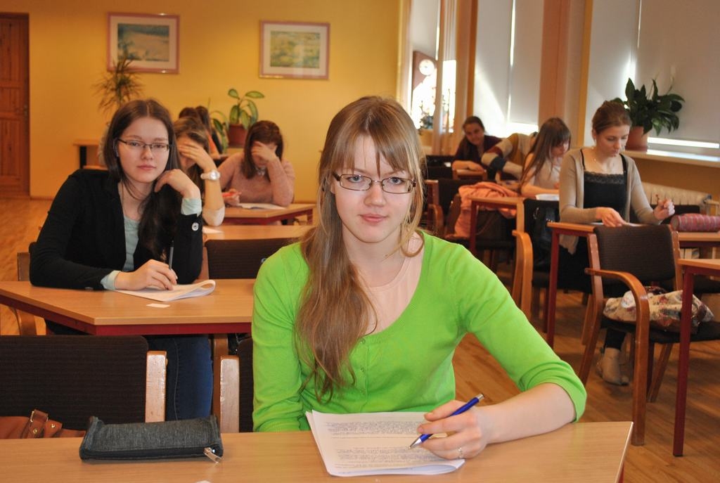 Divas stundas intensīva darba. Aizkraukles novada ģimnāzijas audzēknes māsas Annija (no kreisās) un Marta Dīces konkursā.
Autors: Imants Kaziļuns