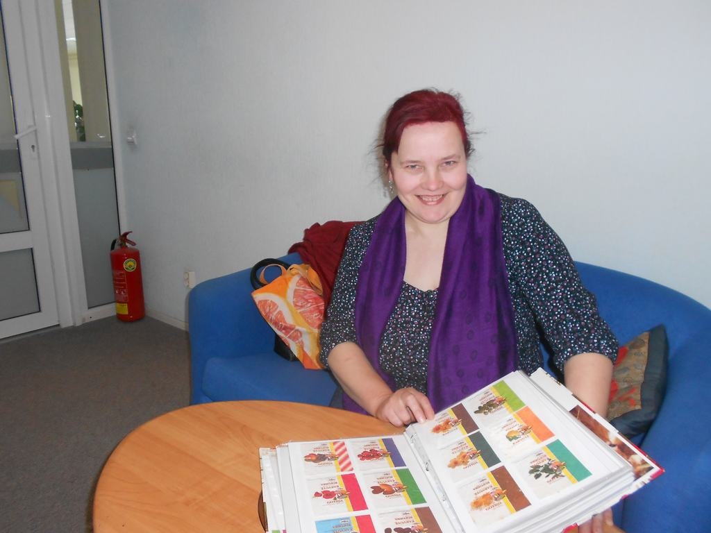 SILVIJAS BAGĀTĪBA. Konfekšu papīriņi ir salīmēti albumos, kurus Silvija reizi pa reizei pāršķirsta.
Autors: Ināra Sudare