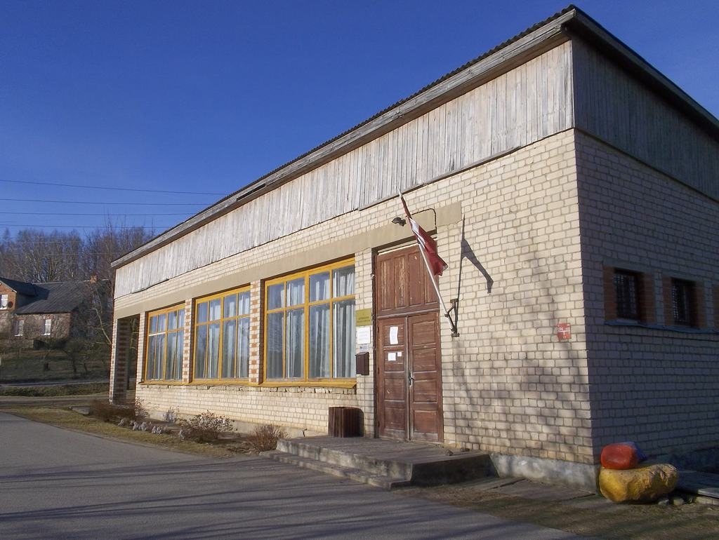 KĀDU KĻŪDU ATKLĀS NĀKAMO? Šobrīd jau sākušies darbi vēl vienā projektā — siltina Aiviekstes pagasta bibliotēkas ēku, kurā strādā arī pagasta pārvalde. 
Autors: Sandra Pumpure